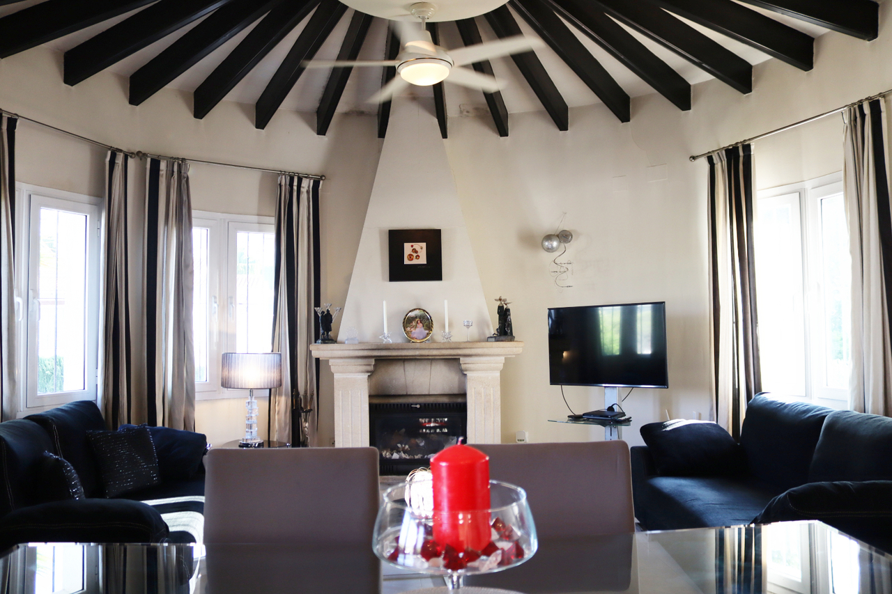 Ready to move into this detached 2 bedroom, 2 bathroom villa is located on the sought after urbanisa