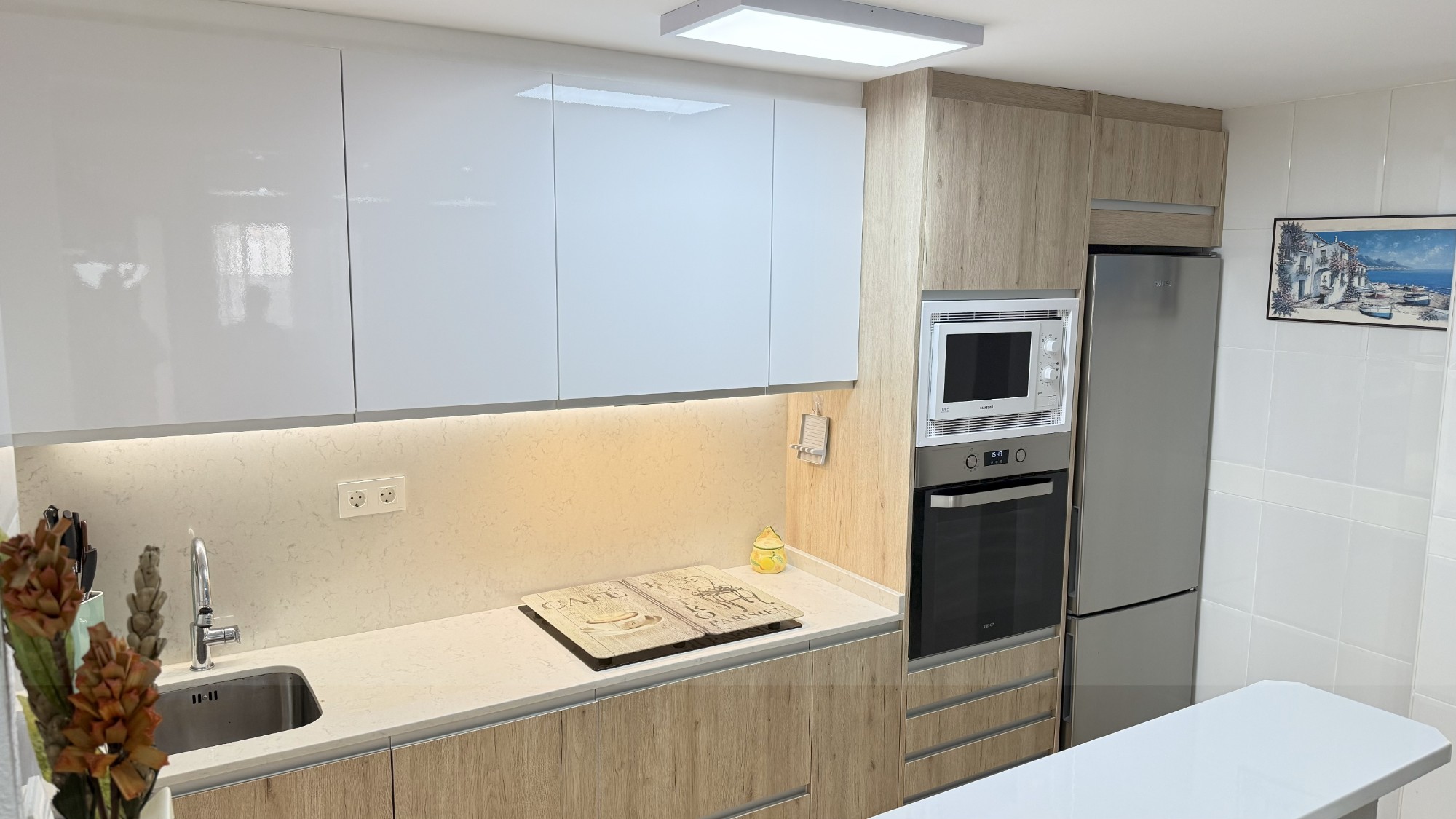 Located in the beautiful urbanisation of Zeniamar, in the very heart of the Costa Blanca’s tourist c