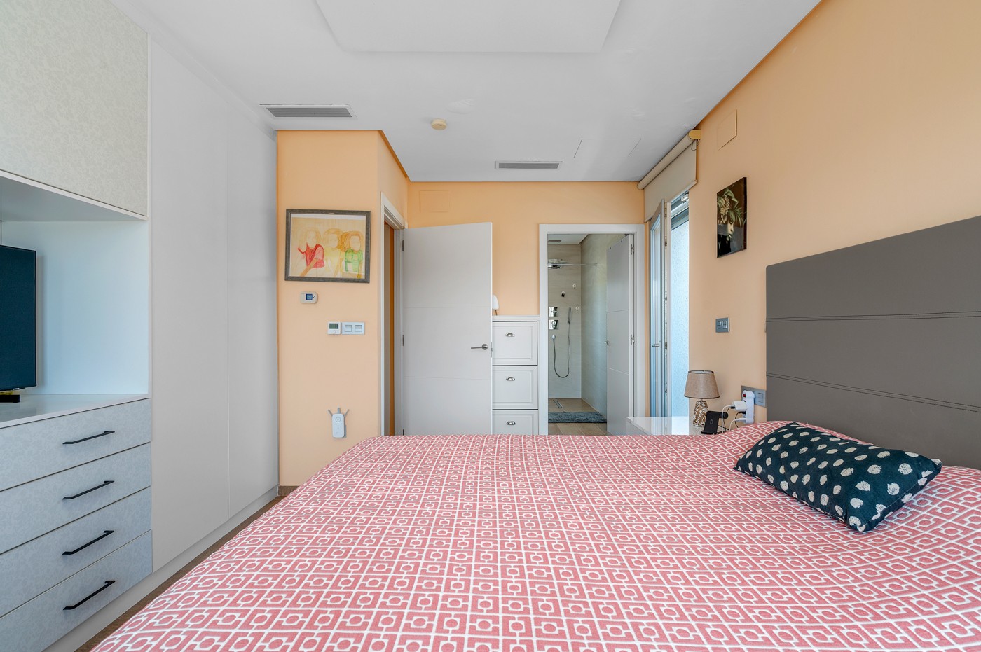 Master bedroom in villa for sale in Benijofar