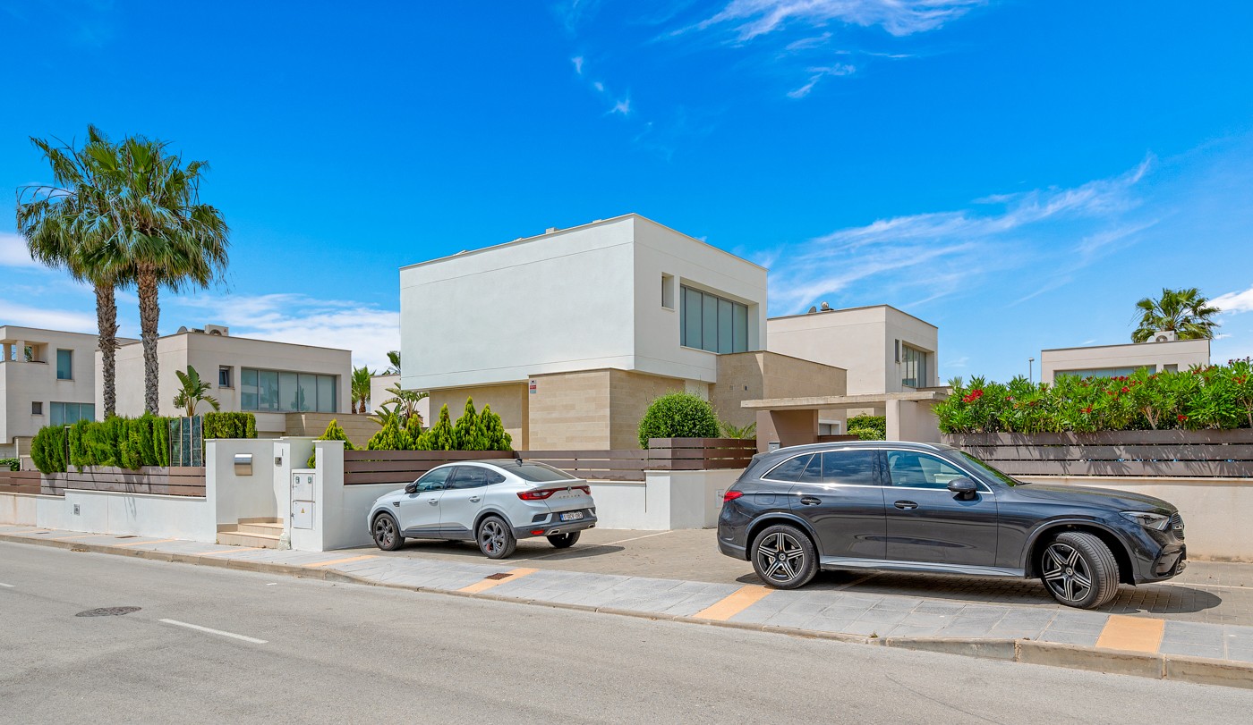 Exterior view in villa for sale in Orihuela Costa