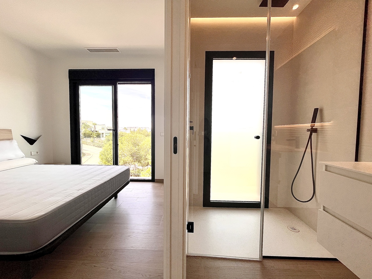 Bedroom in apartment for sale in Las Colinas Golf