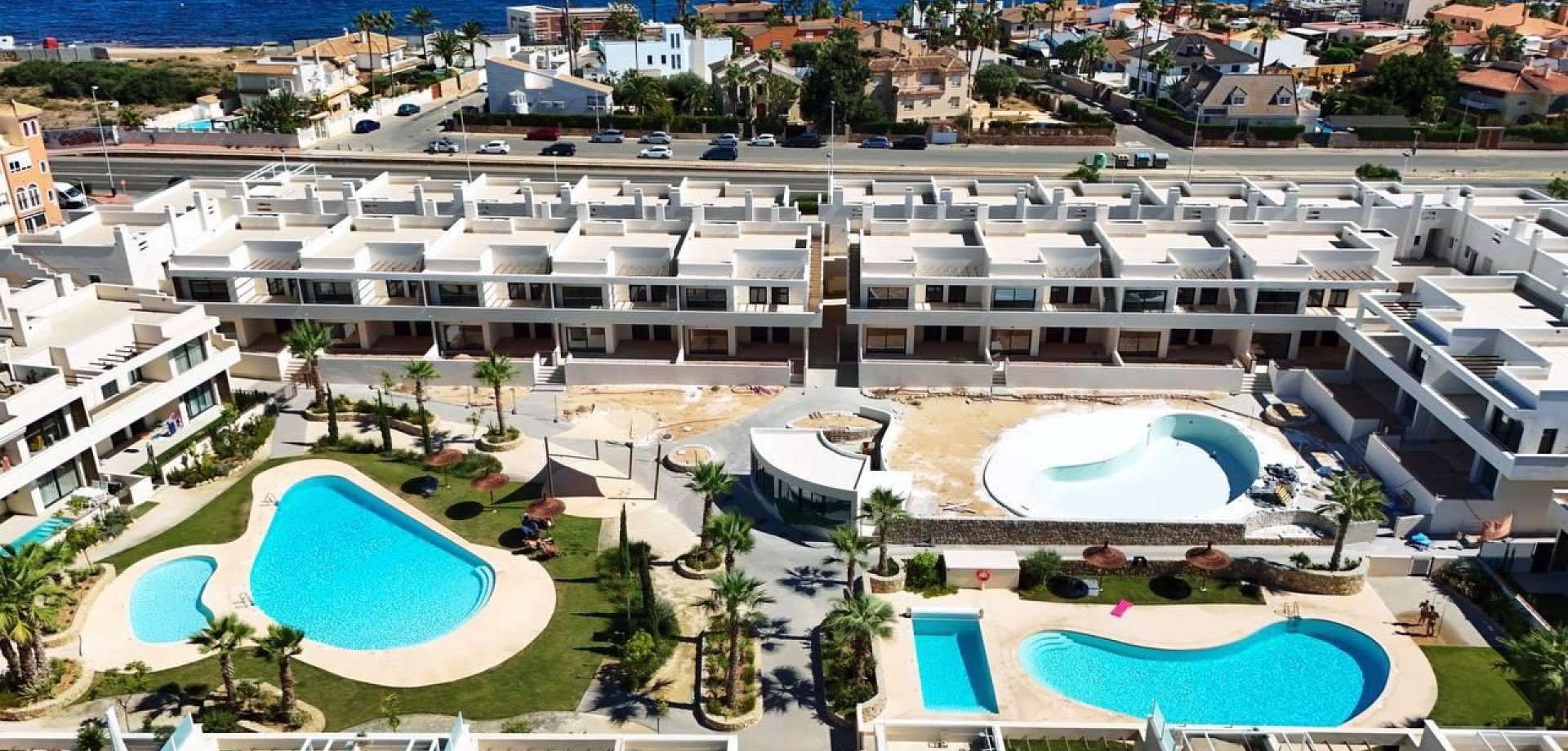 This elegant 2-bedroom, 2-bathroom apartment is located in one of Torrevieja’s most desirable coasta