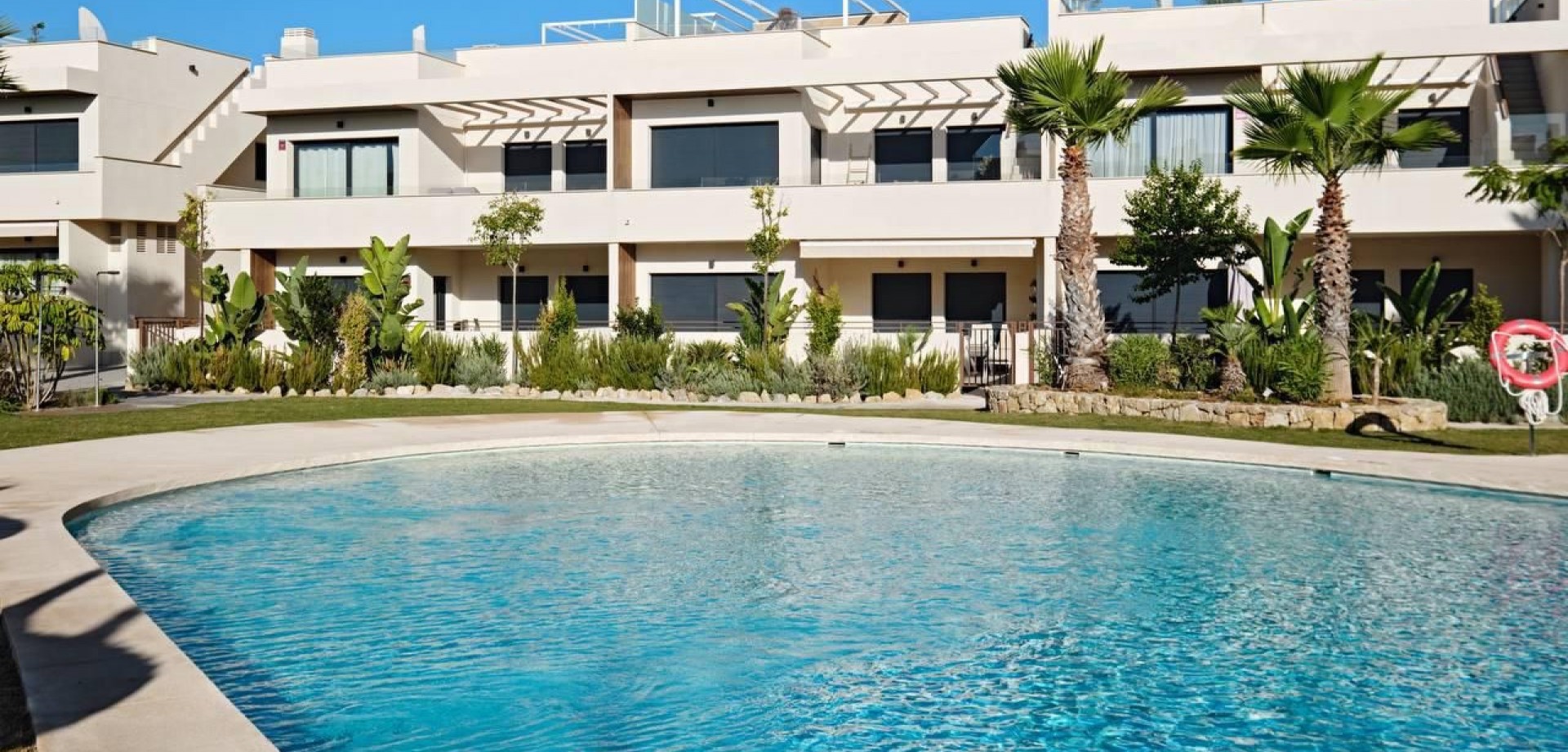 This elegant 2-bedroom, 2-bathroom apartment is located in one of Torrevieja’s most desirable coasta