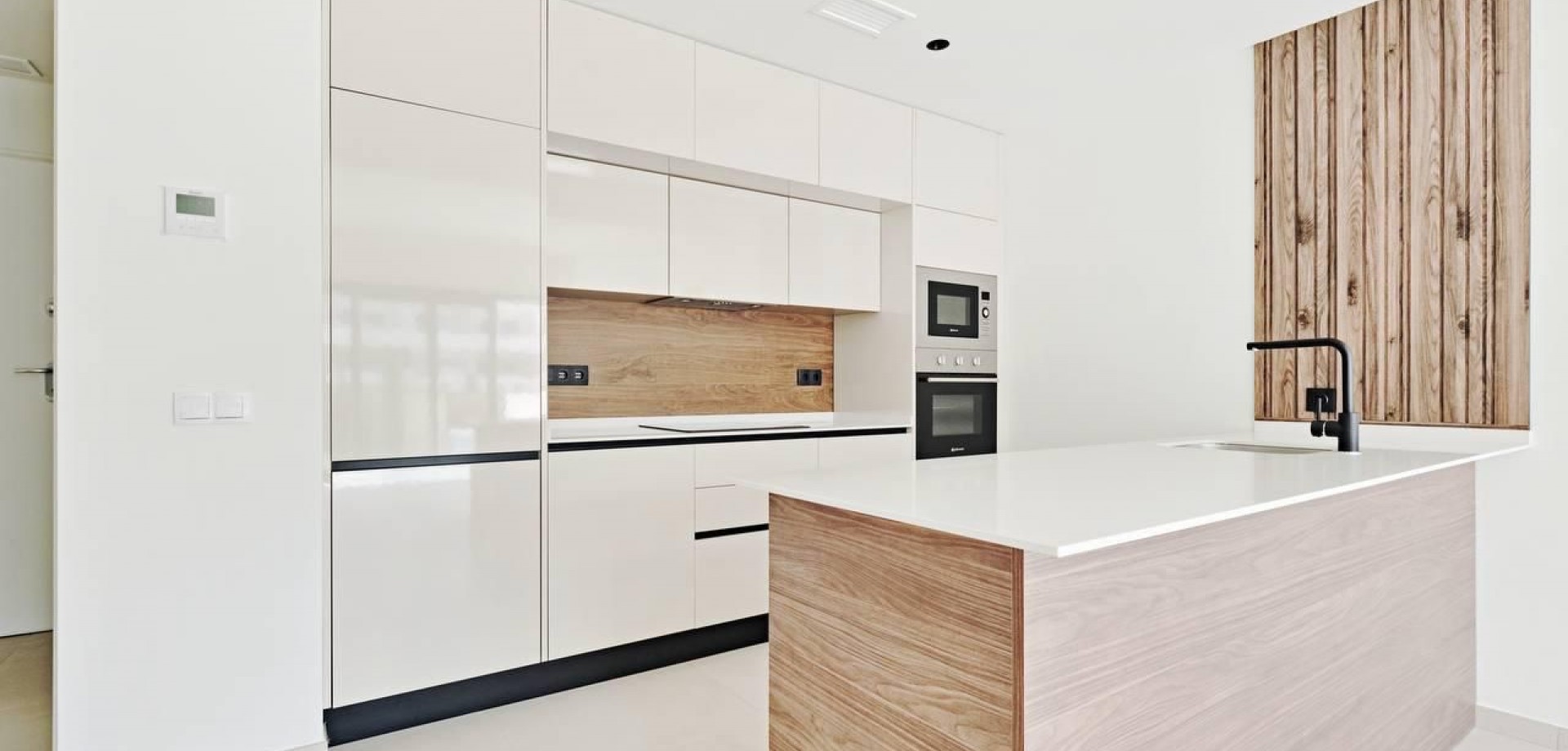 This elegant 2-bedroom, 2-bathroom apartment is located in one of Torrevieja’s most desirable coasta