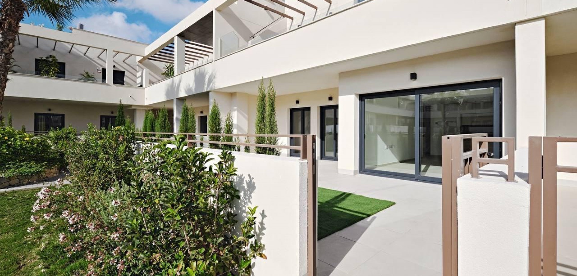 This elegant 2-bedroom, 2-bathroom apartment is located in one of Torrevieja’s most desirable coasta