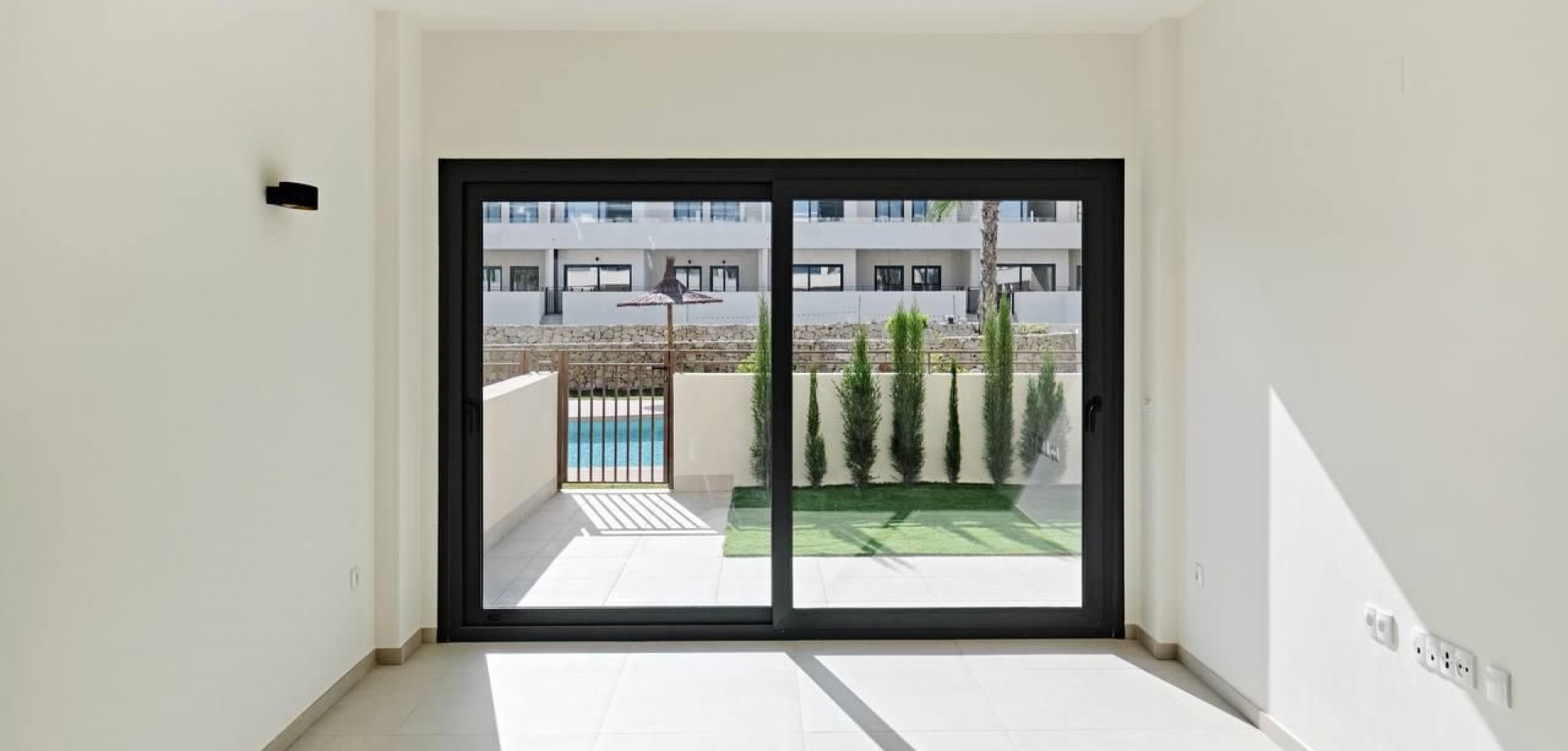 This elegant 2-bedroom, 2-bathroom apartment is located in one of Torrevieja’s most desirable coasta
