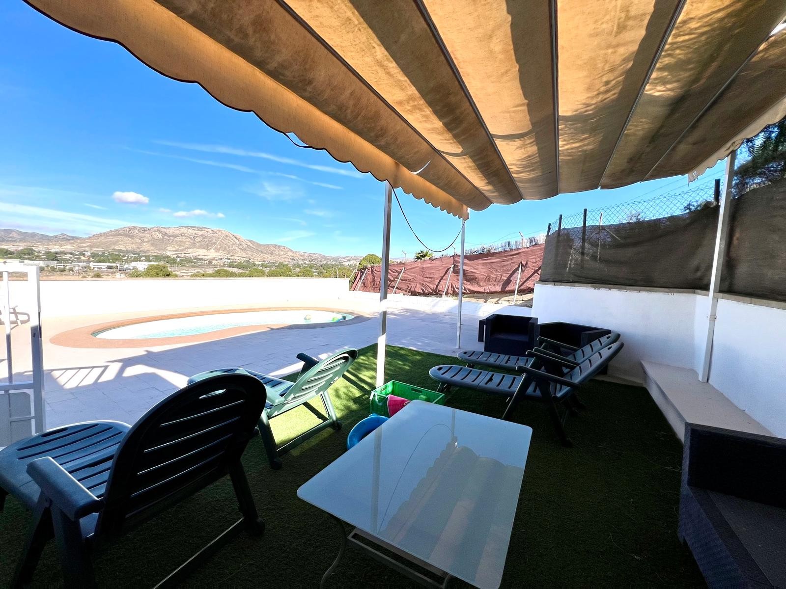 Terrace in villa for sale in Elda