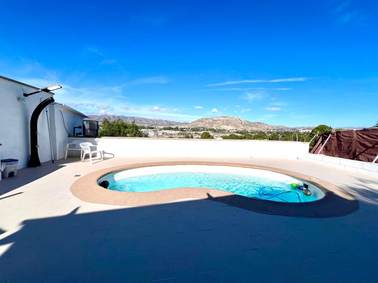 Garden in villa for sale in Elda