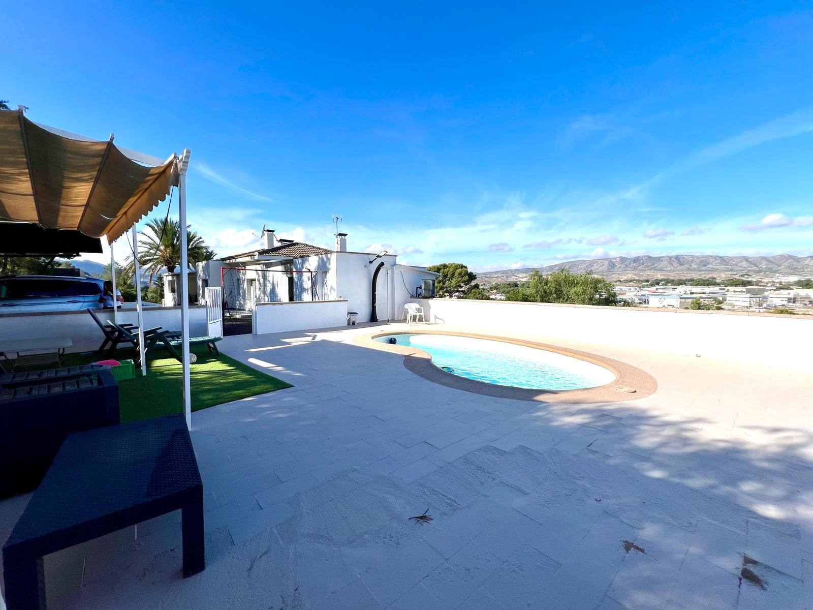 Bedroom in villa for sale in Elda