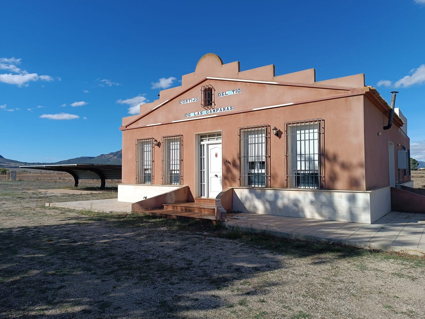 Charming country villa with working olive farm, just under 4 km from Yecla