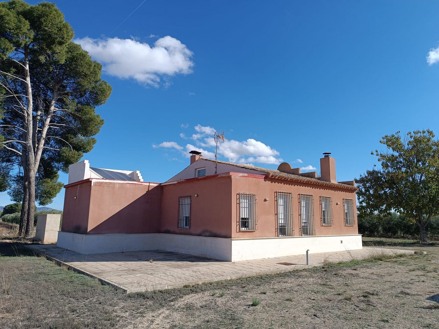 Charming country villa with working olive farm, just under 4 km from Yecla