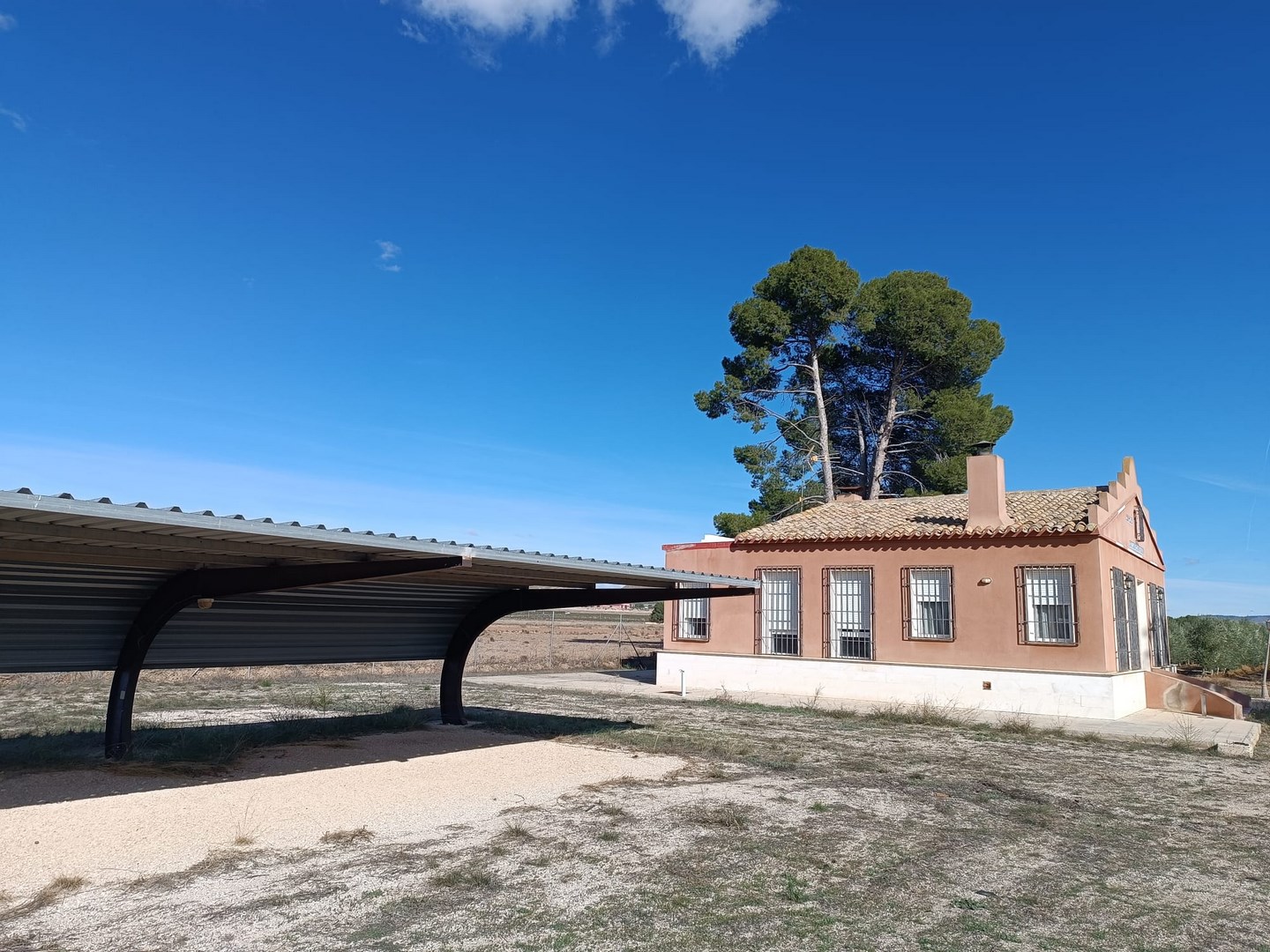 Charming country villa with working olive farm, just under 4 km from Yecla