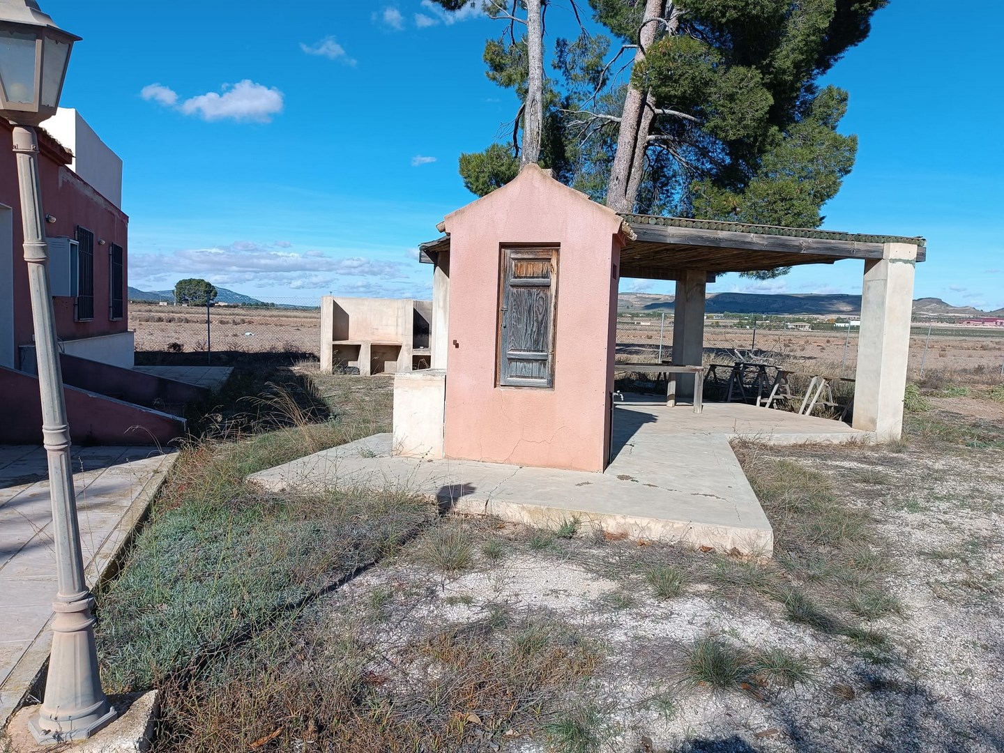 Charming country villa with working olive farm, just under 4 km from Yecla