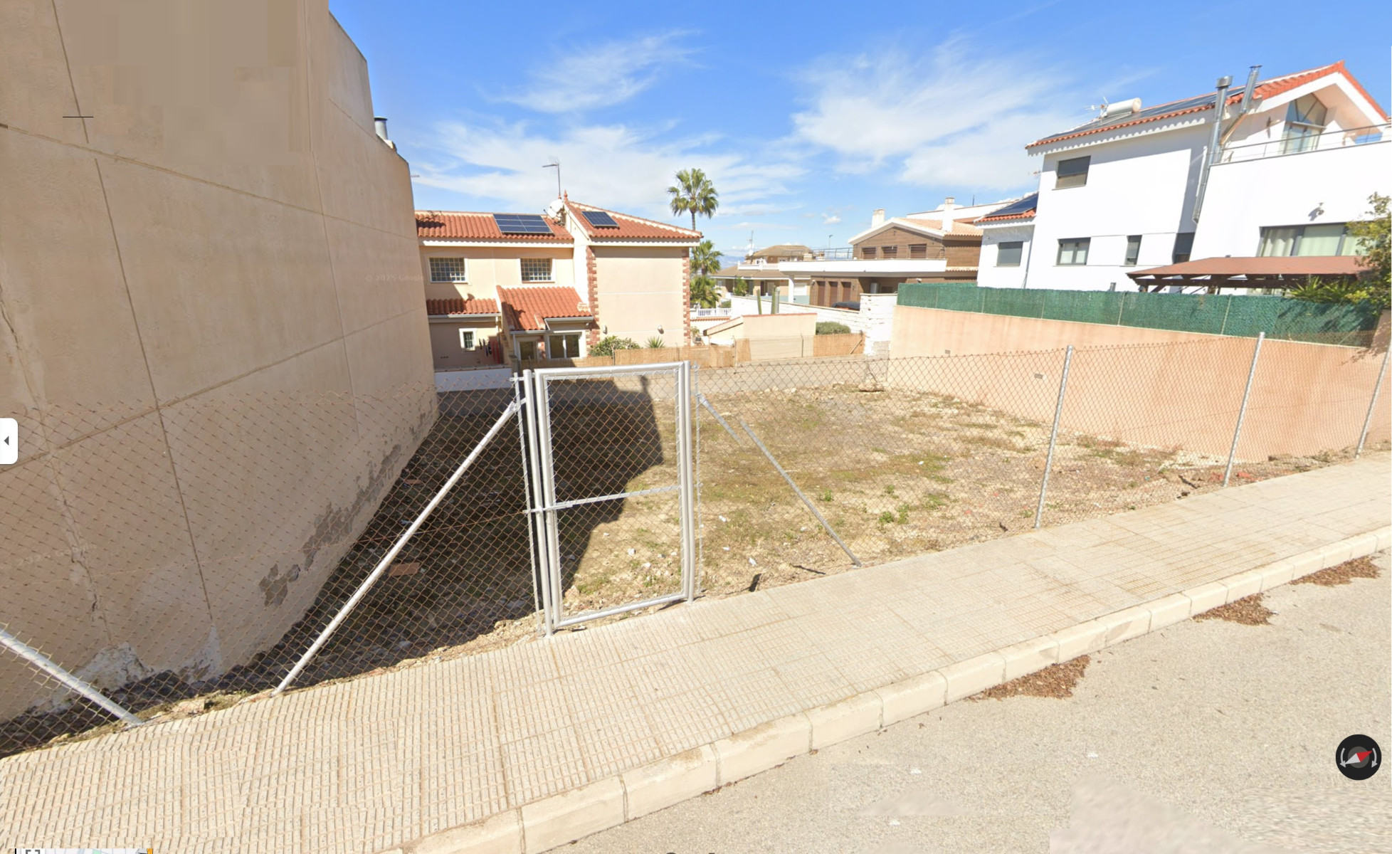 We present a 400 m² urban plot located in one of the most exclusive areas of Benijófar