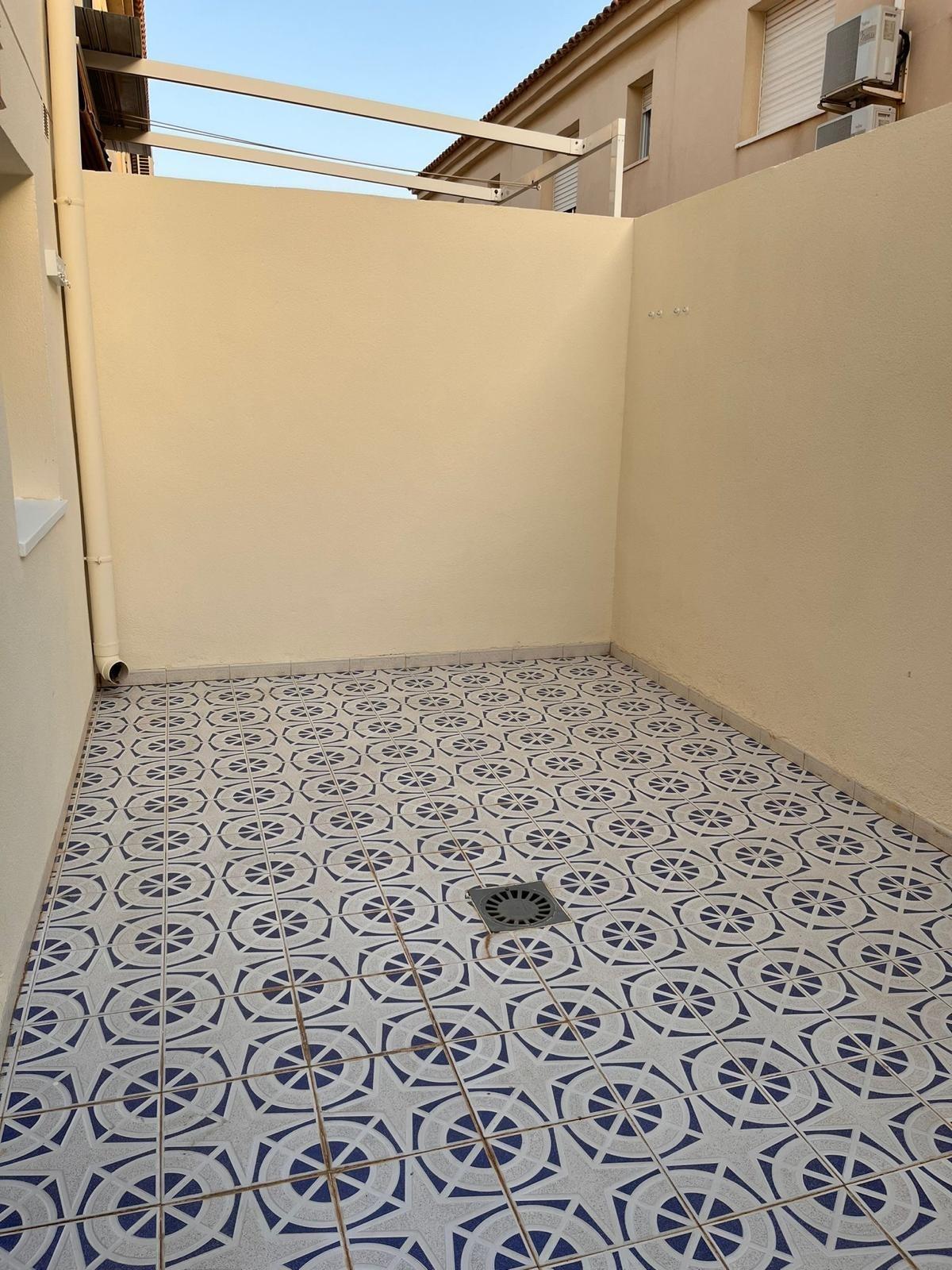 This elegant semi-detached house located in Dehesa de Campoamor stands out for its excellent locatio