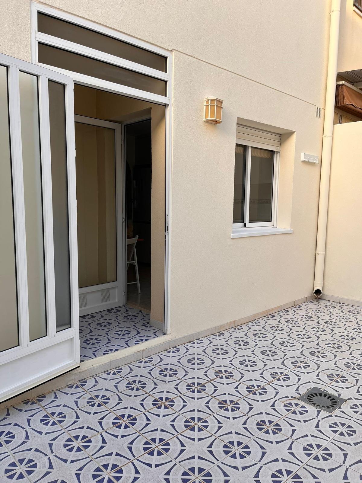 This elegant semi-detached house located in Dehesa de Campoamor stands out for its excellent locatio