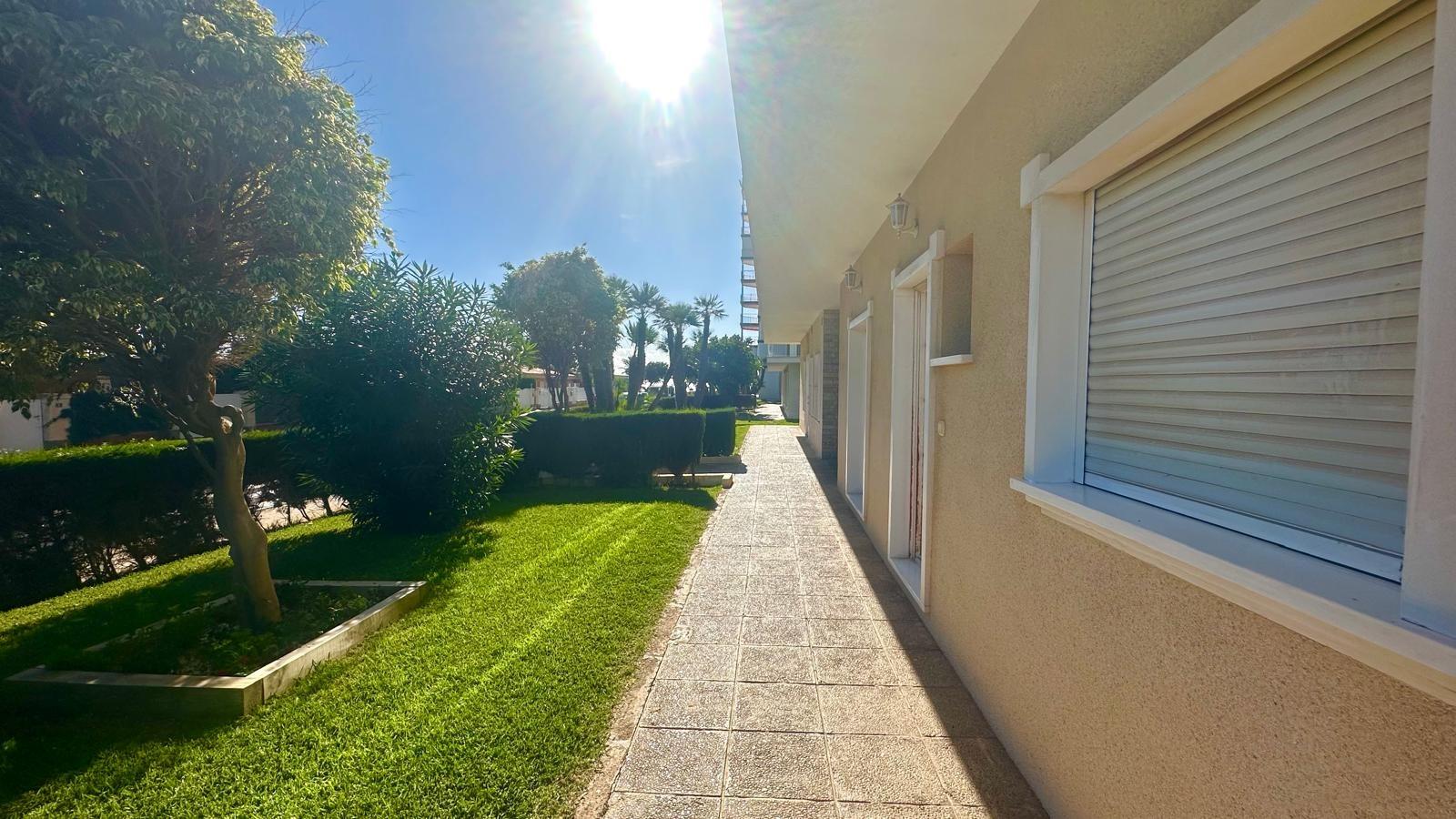 Located in the prestigious area of Dehesa de Campoamor, this magnificent ground floor flat stands ou