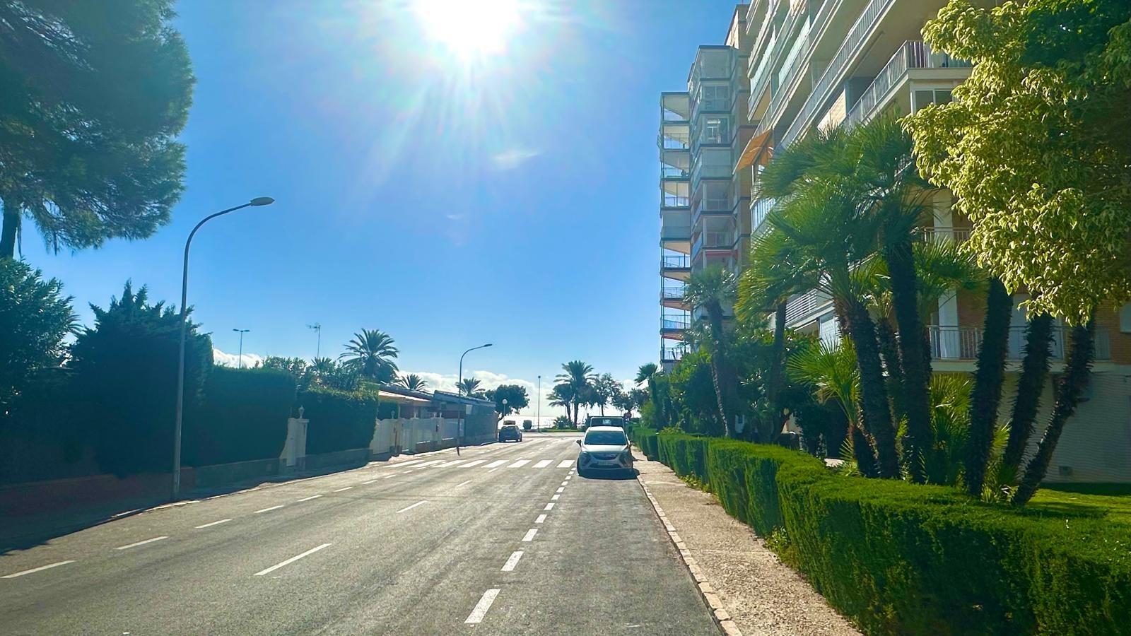 Located in the prestigious area of Dehesa de Campoamor, this magnificent ground floor flat stands ou
