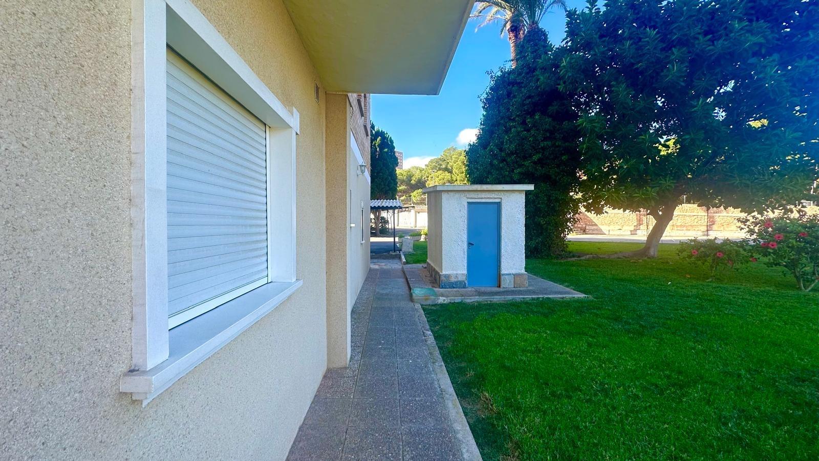 Located in the prestigious area of Dehesa de Campoamor, this magnificent ground floor flat stands ou