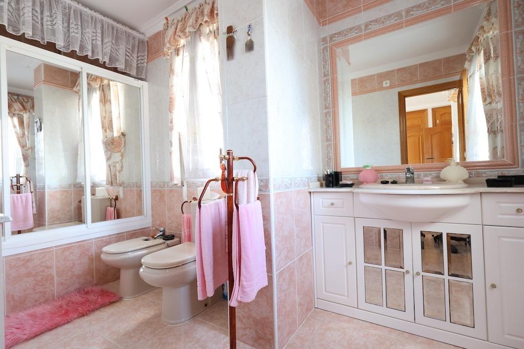 Bathroom in villa for sale in Orihuela Costa