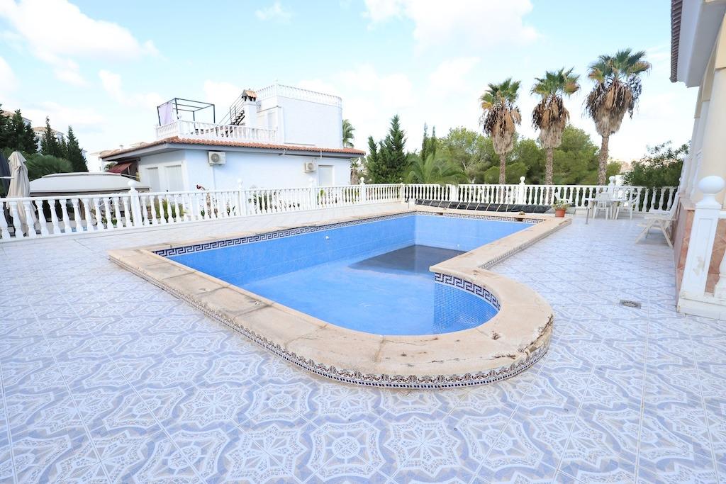 Garden in villa for sale in Orihuela Costa