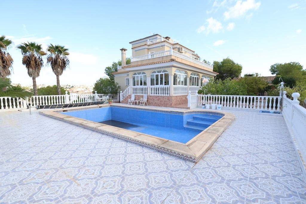 Dining area in villa for sale in Orihuela Costa