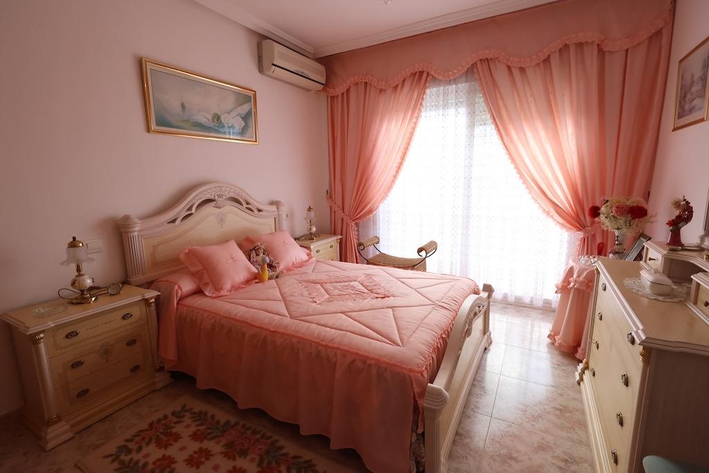 Bedroom in villa for sale in Orihuela Costa