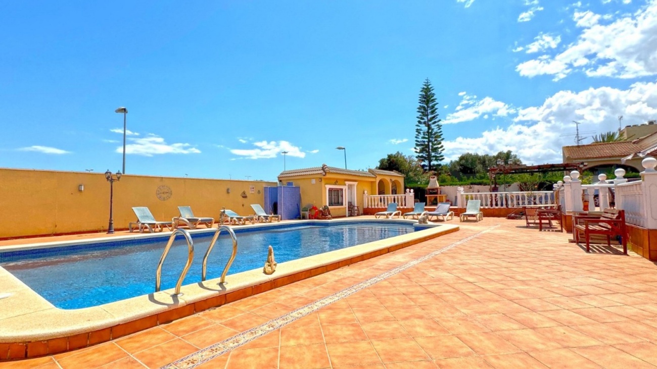 Master bedroom in villa for sale in Torrevieja