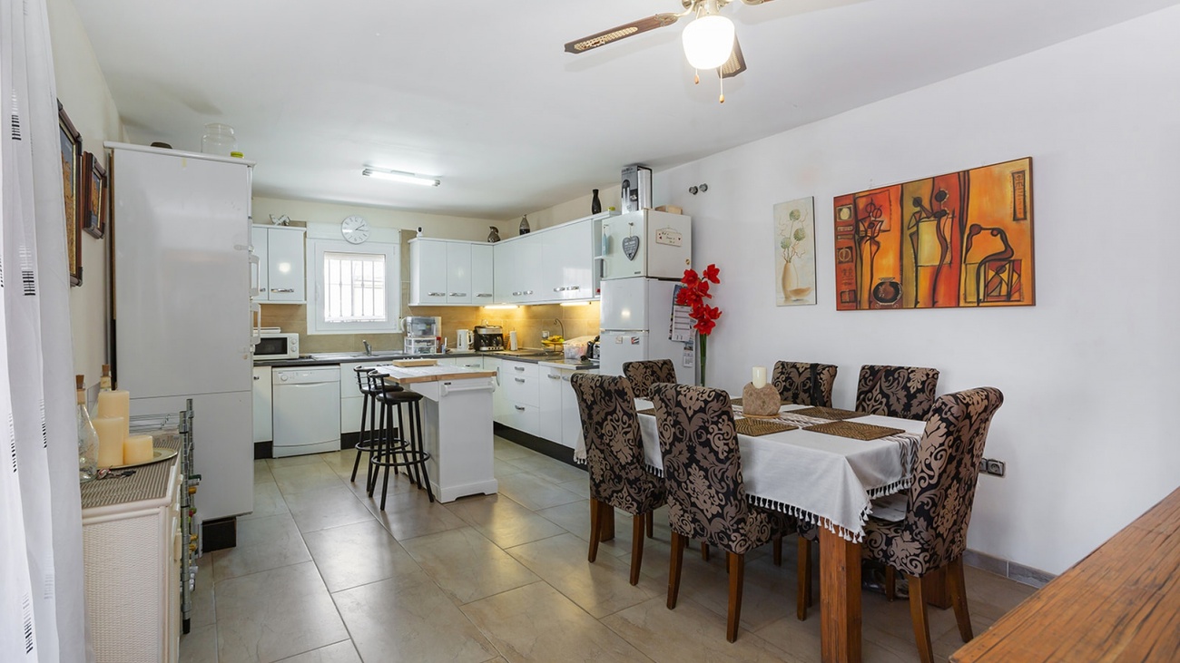 Master bedroom in villa for sale in Torrevieja