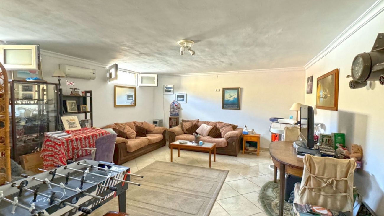 Master bedroom in villa for sale in Torrevieja