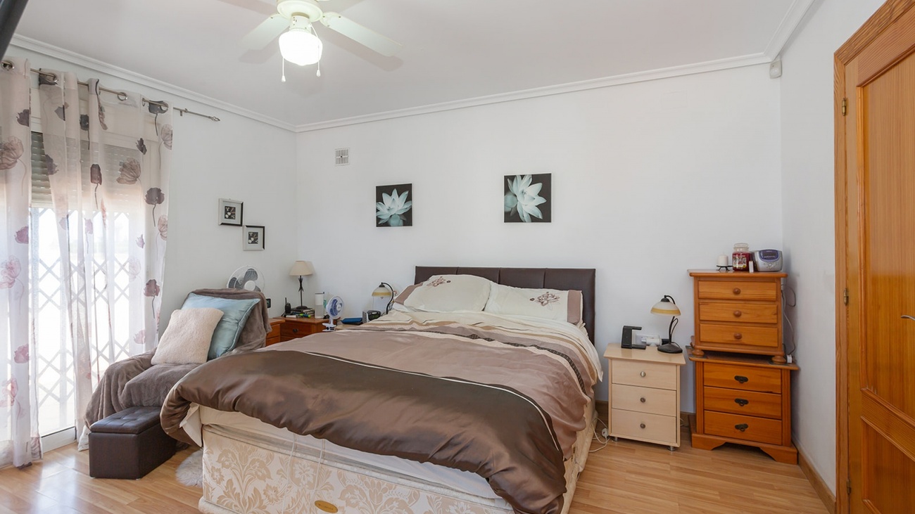 Bedroom in villa for sale in Torrevieja