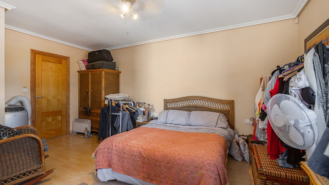 Bedroom in villa for sale in Torrevieja