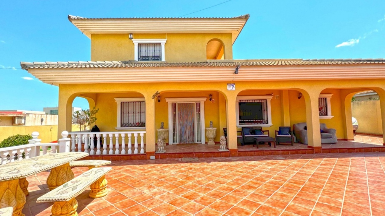 Terrace in villa for sale in Torrevieja