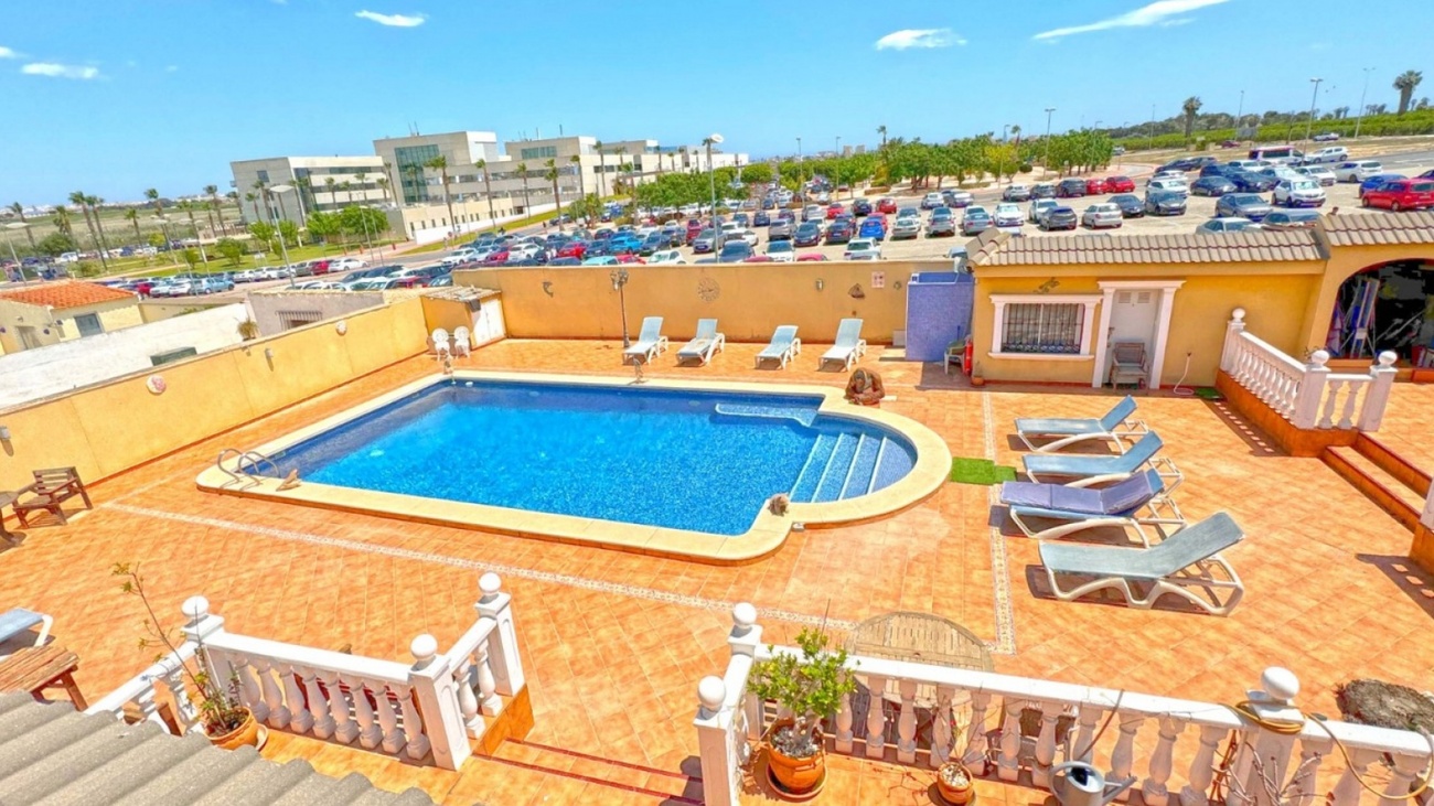 Garden in villa for sale in Torrevieja