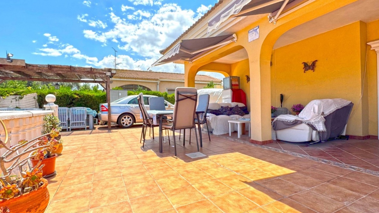 Bedroom in villa for sale in Torrevieja