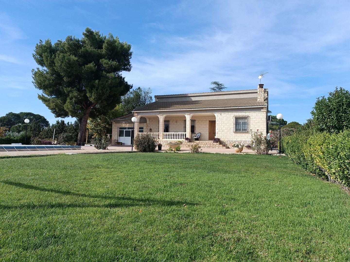 Set on a 8,800 m² plot, this remarkable detached villa offers a total built area of 397 m² - 198 m²