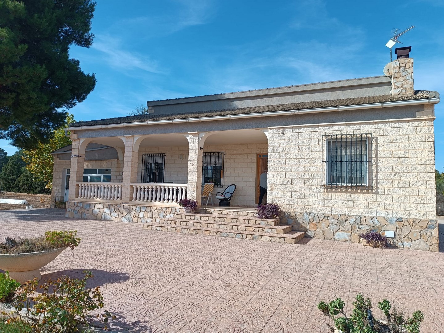 Set on a 8,800 m² plot, this remarkable detached villa offers a total built area of 397 m² - 198 m²
