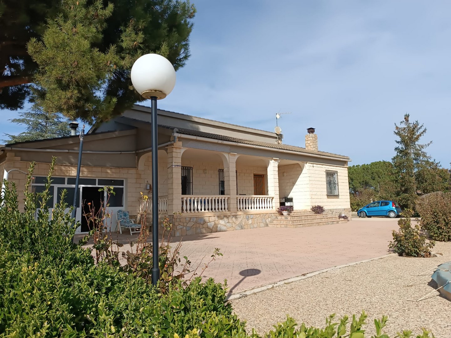 Set on a 8,800 m² plot, this remarkable detached villa offers a total built area of 397 m² - 198 m²