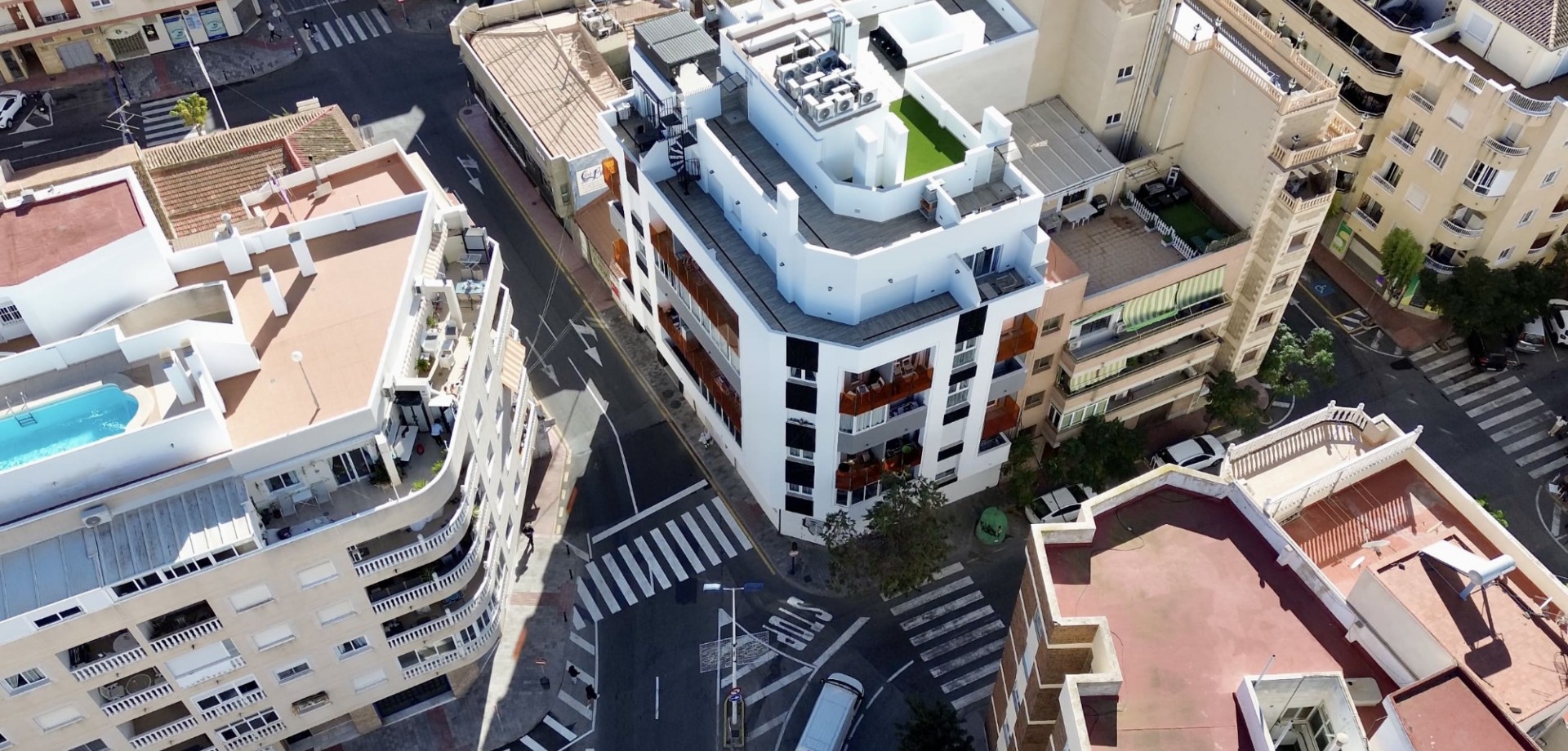 This modern and well-presented apartment is located in the heart of Central Torrevieja, just 800 met