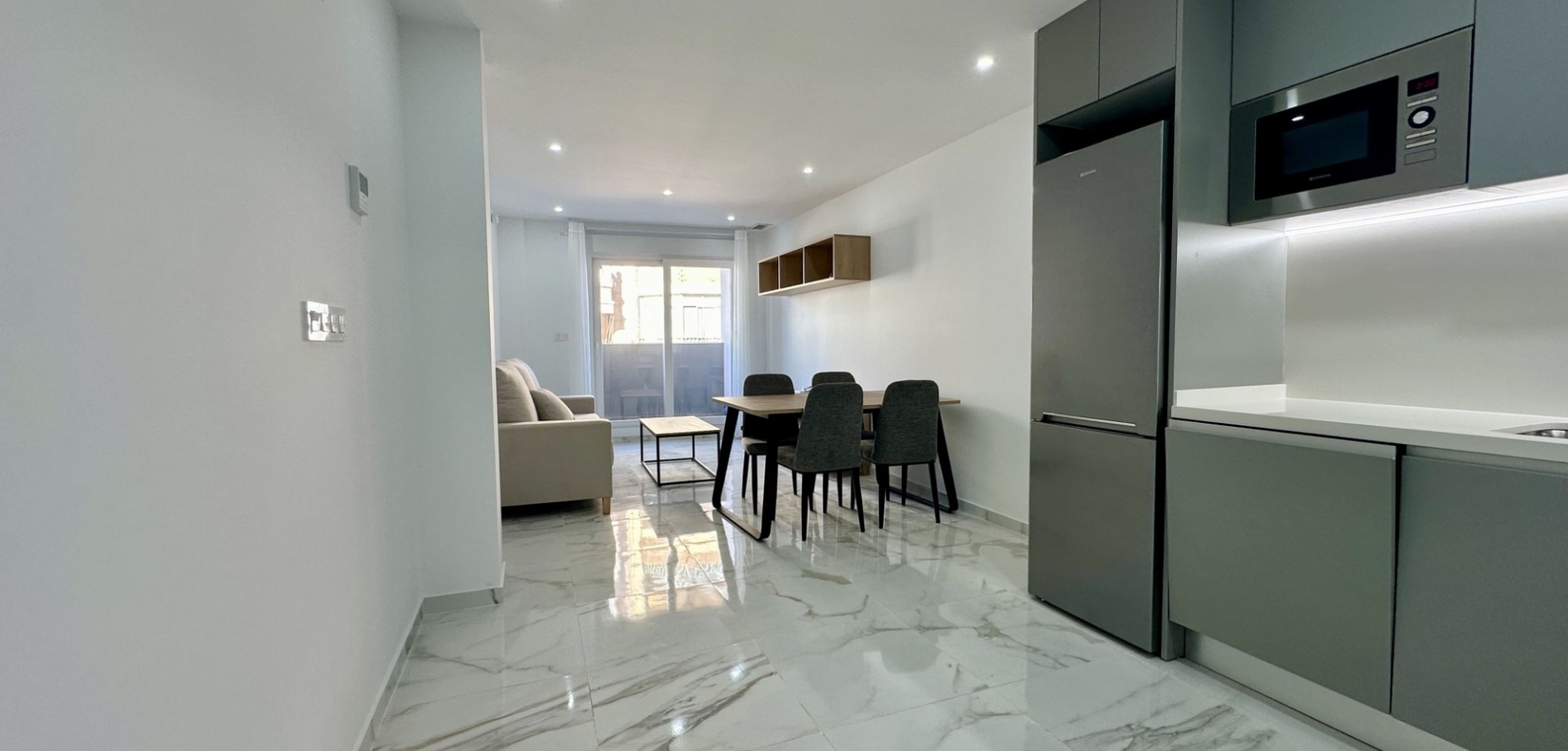 This modern and well-presented apartment is located in the heart of Central Torrevieja, just 800 met
