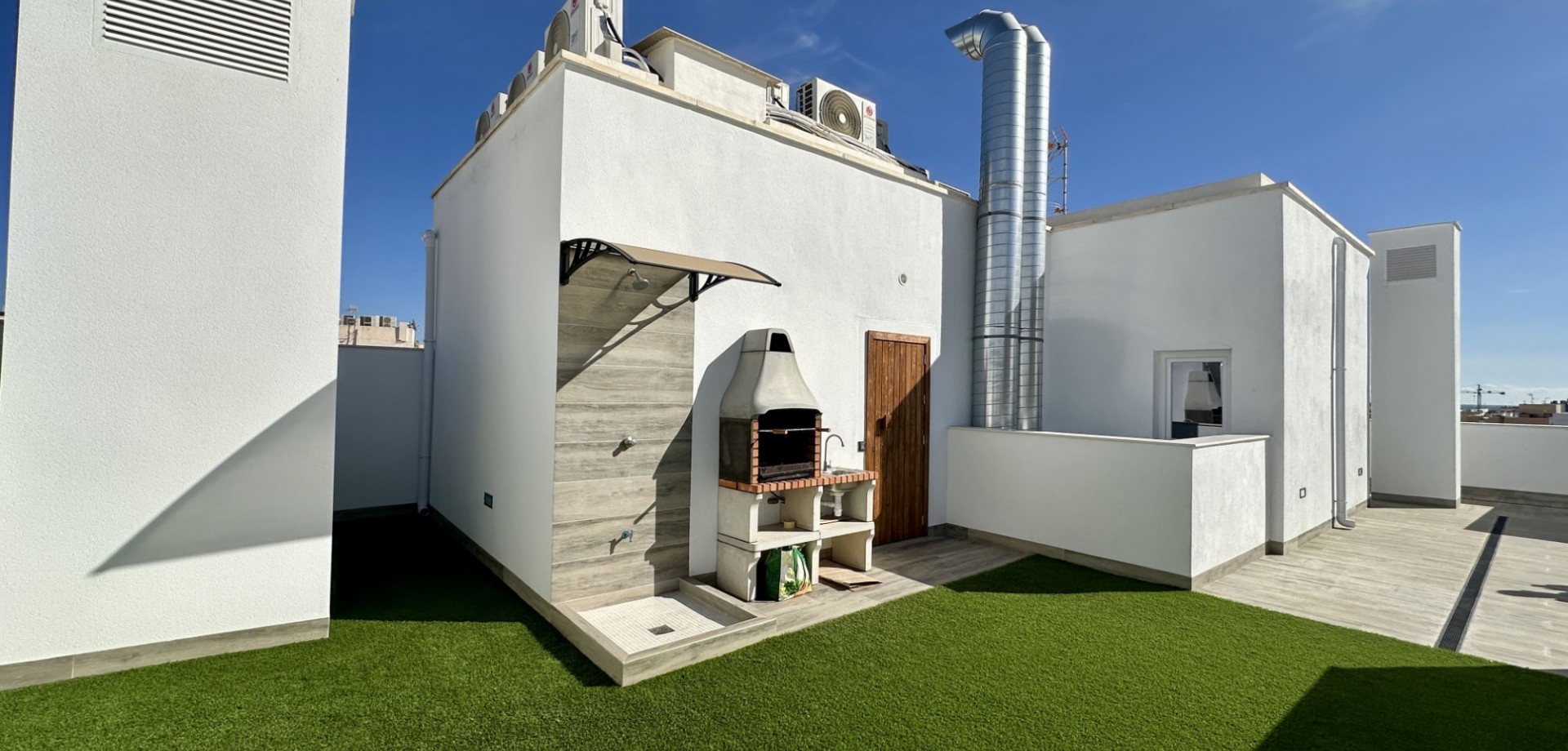 This modern and well-presented apartment is located in the heart of Central Torrevieja, just 800 met
