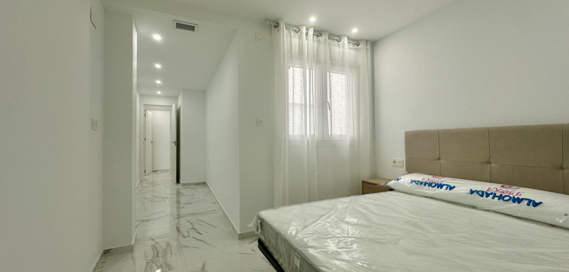 This modern and well-presented apartment is located in the heart of Central Torrevieja, just 800 met