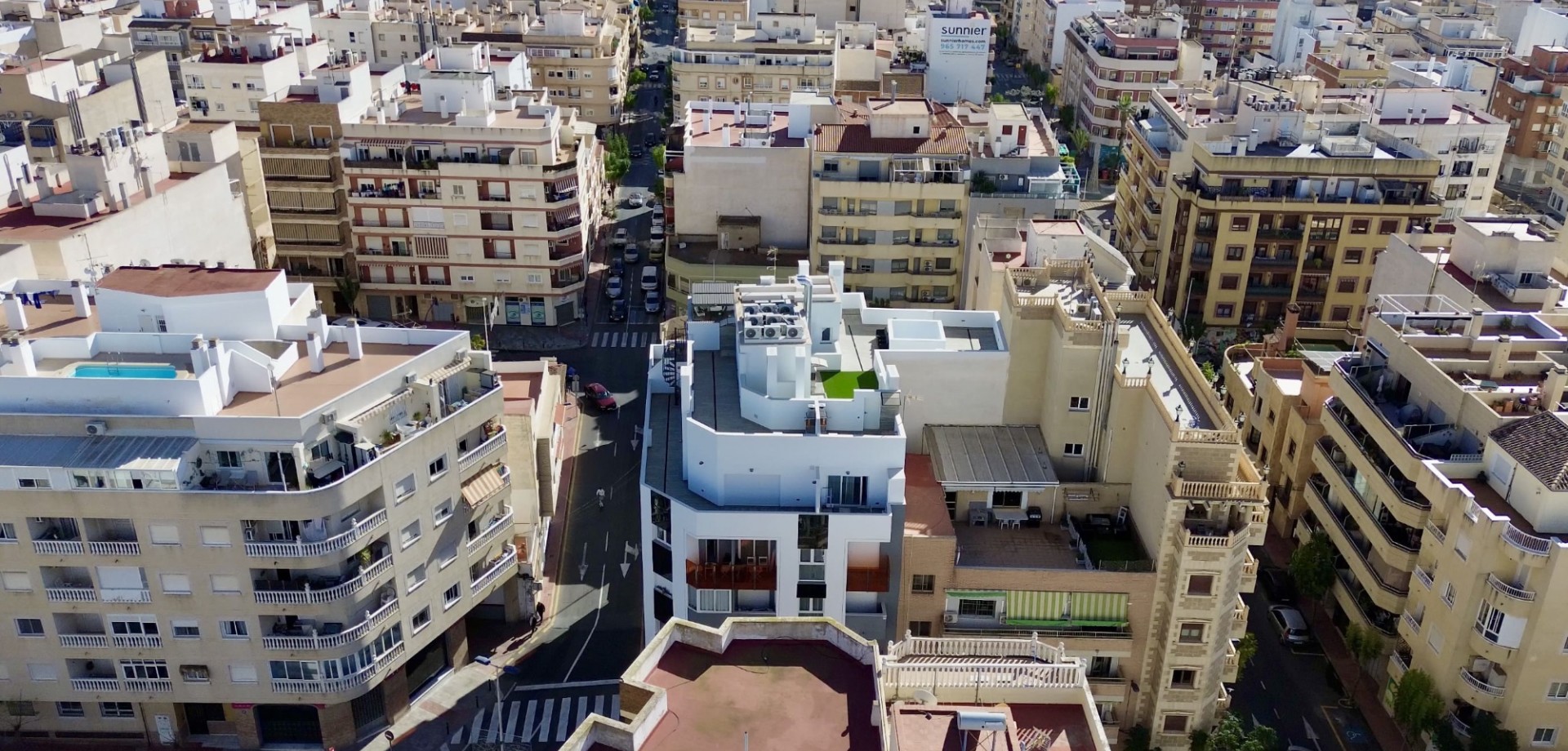 This modern and well-presented apartment is located in the heart of Central Torrevieja, just 800 met