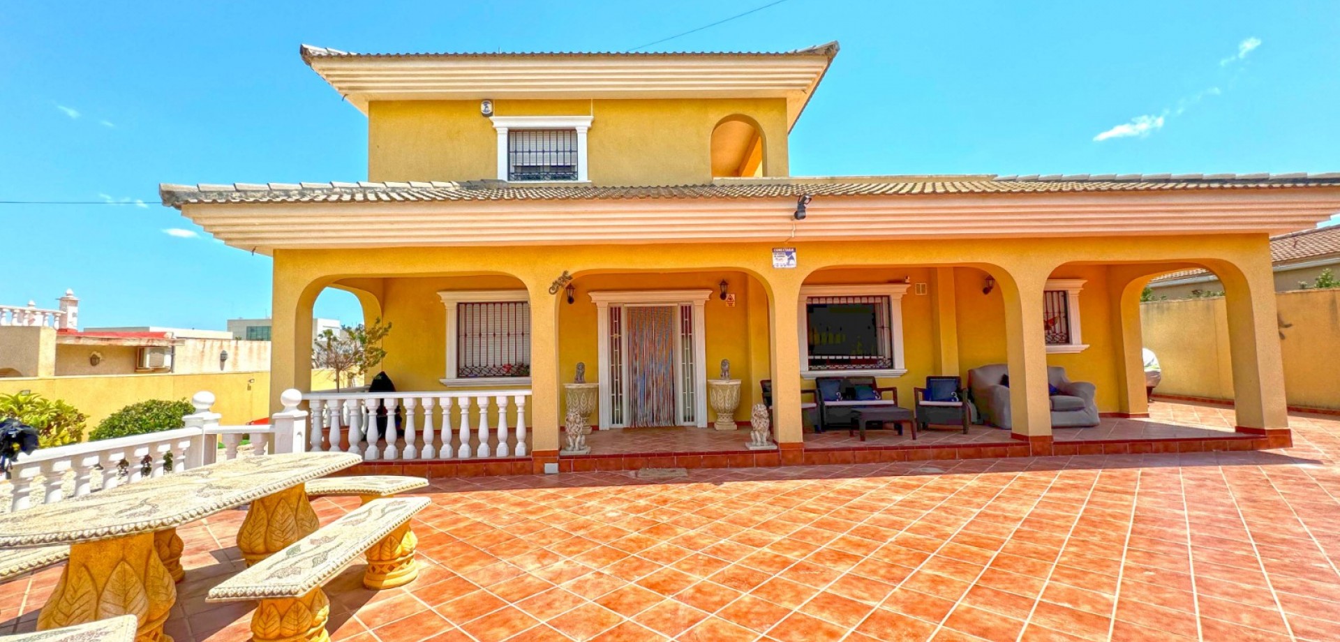 Terrace in villa for sale in Torrevieja
