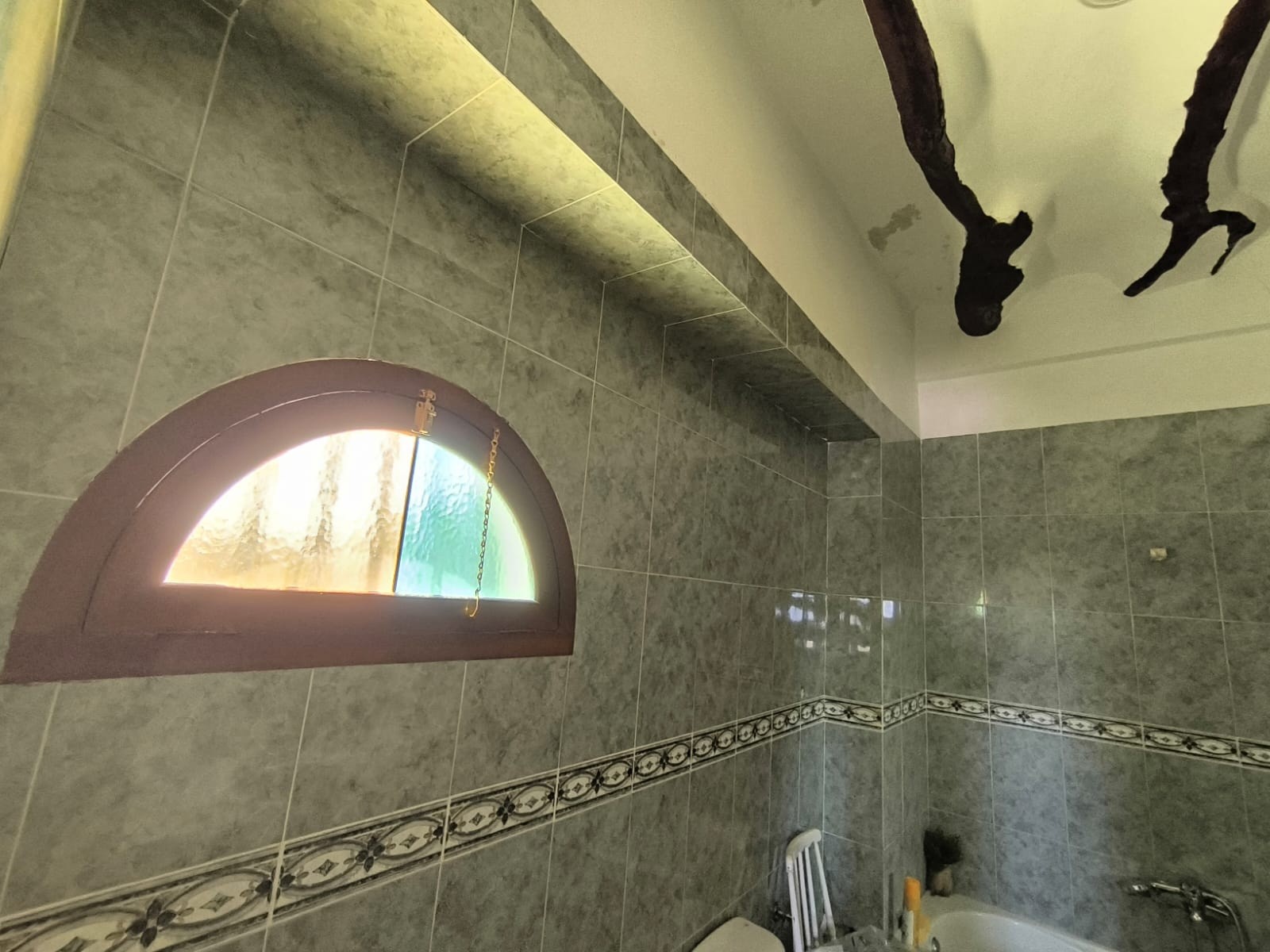 Bathroom in villa for sale in Novelda