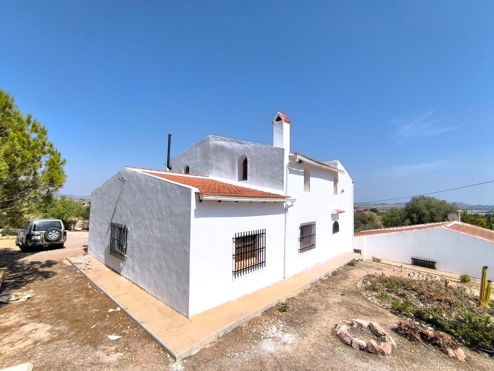 Discover this exceptional luxury villa in Novelda, offering the perfect blend of privacy, space, and