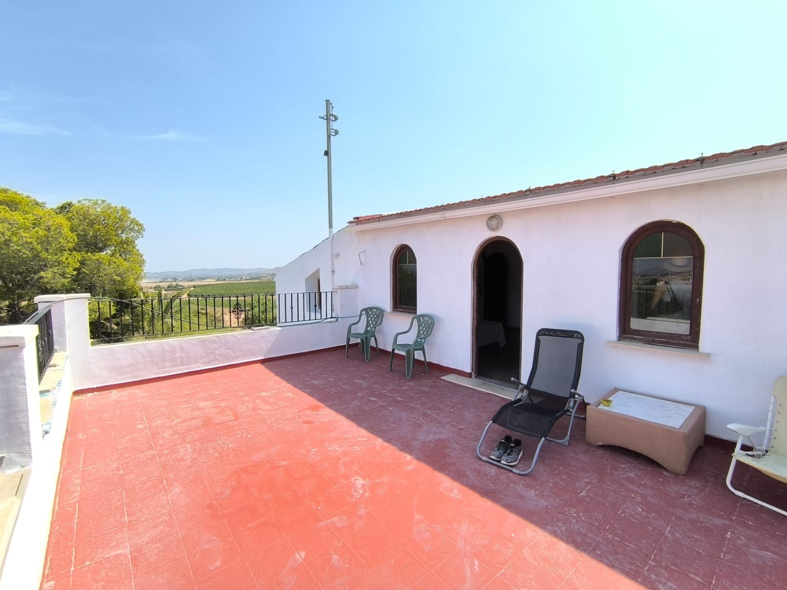 Discover this exceptional luxury villa in Novelda, offering the perfect blend of privacy, space, and