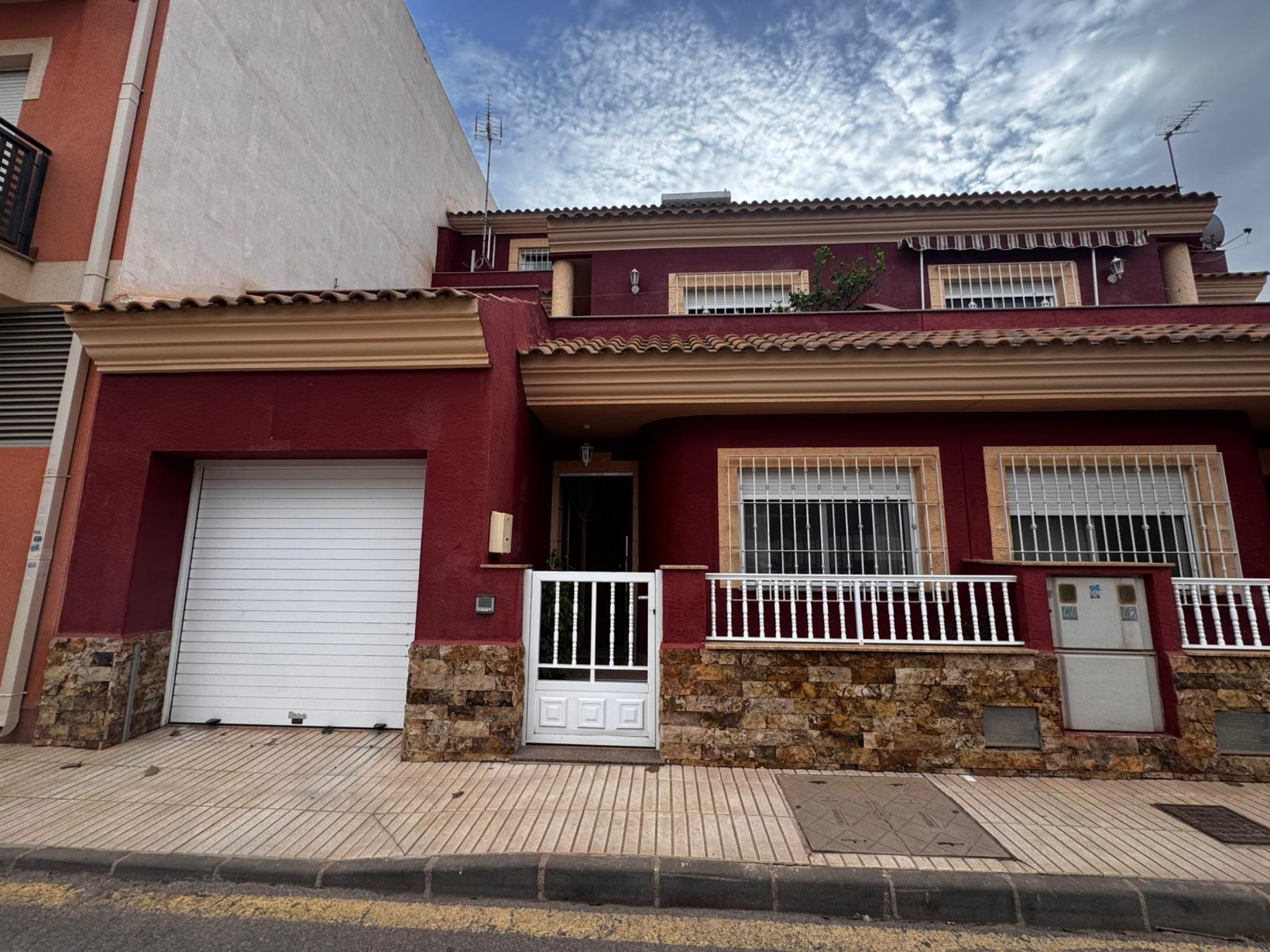 Discover this fantastic semi-detached house in Los Alcázares, Murcia, the perfect place to enjoy lei