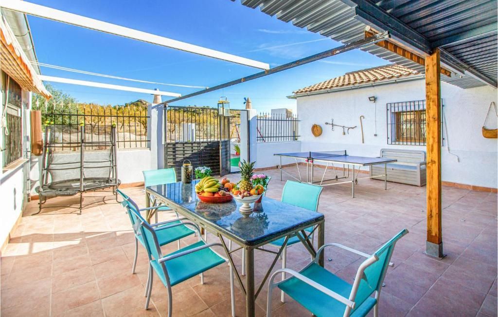 Pool area in villa for sale in Jumilla