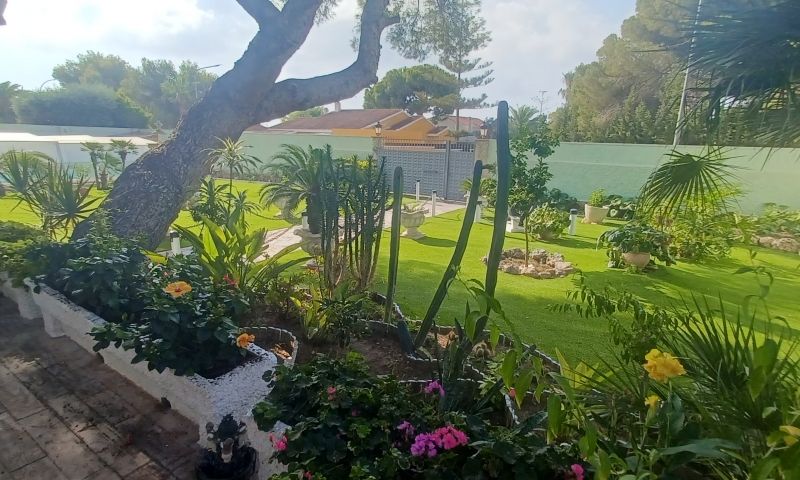 Master bedroom in villa for sale in Orihuela Costa